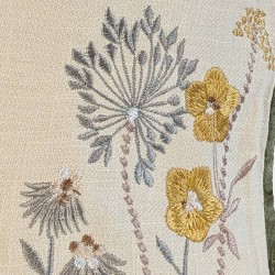 Coussin brodé fleurs des champs en coton – 45×45 cm