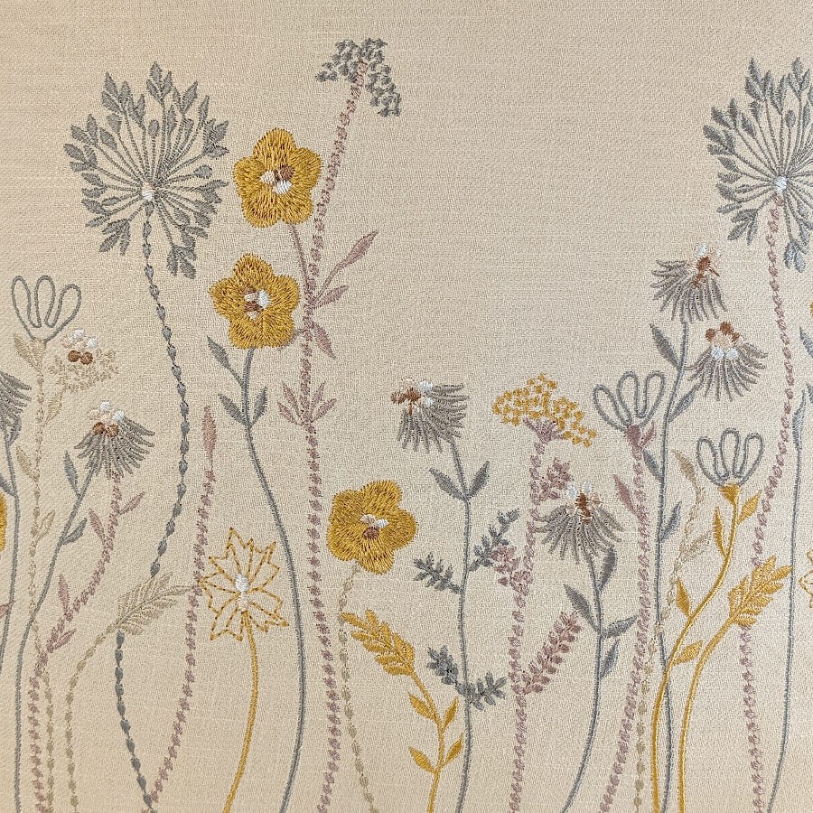 Coussin brodé fleurs des champs en coton – 45×45 cm