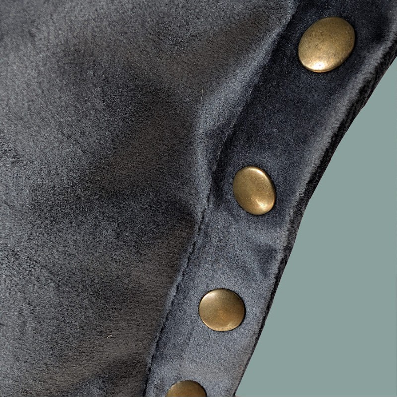 Coussin gris orné de clous dorés 45x45 cm | Deco-Delight.com