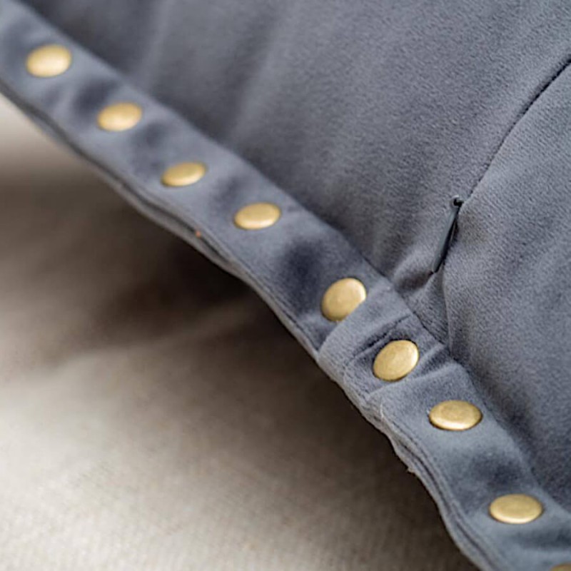 Coussin gris orné de clous dorés 45x45 cm | Deco-Delight.com