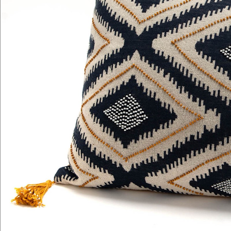 Coussin brodé 40x60 cm Losanges noirs & moutarde | Deco-Delight.com