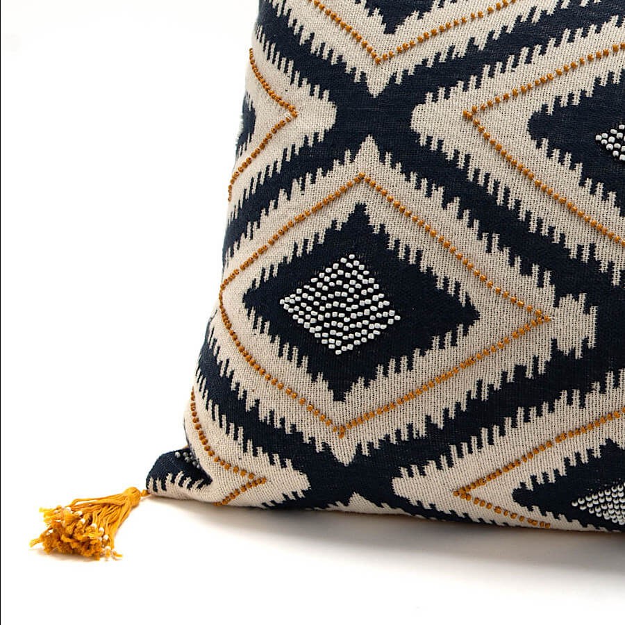 Coussin brodé 40x60 cm Losanges noirs & moutarde | Deco-Delight.com