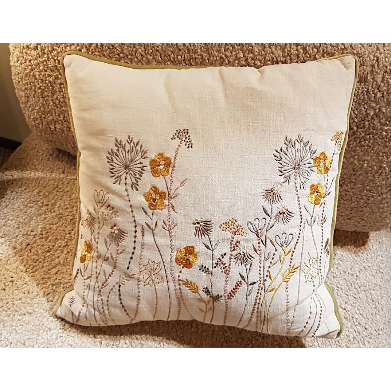 Coussin brodé fleurs des champs en coton 45×45 cm | Deco-Delight.com