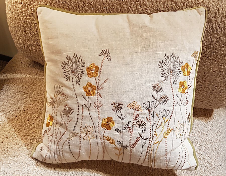Coussin brodé fleurs des champs en coton 45×45 cm | Deco-Delight.com