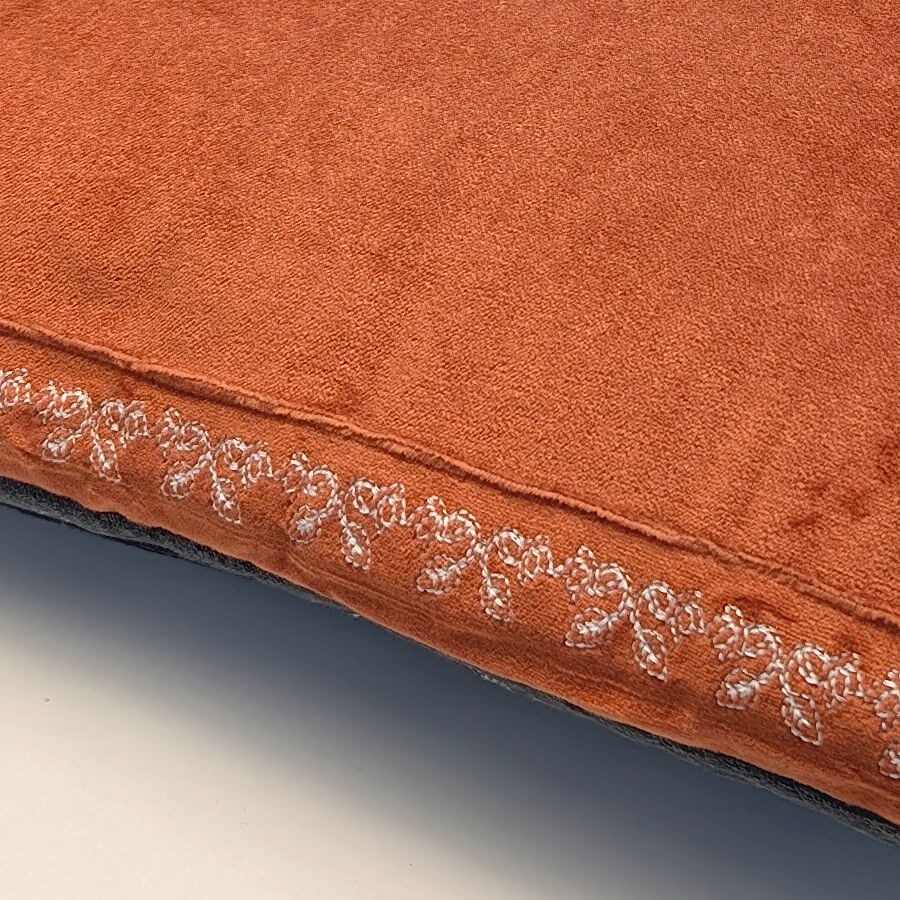 Coussin en velours brodé 40x60 cm - Brique et gris | Deco-Delight.com