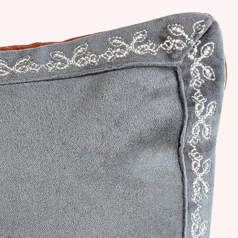 Coussin en velours brodé 40x60 cm - Brique et gris | Deco-Delight.com