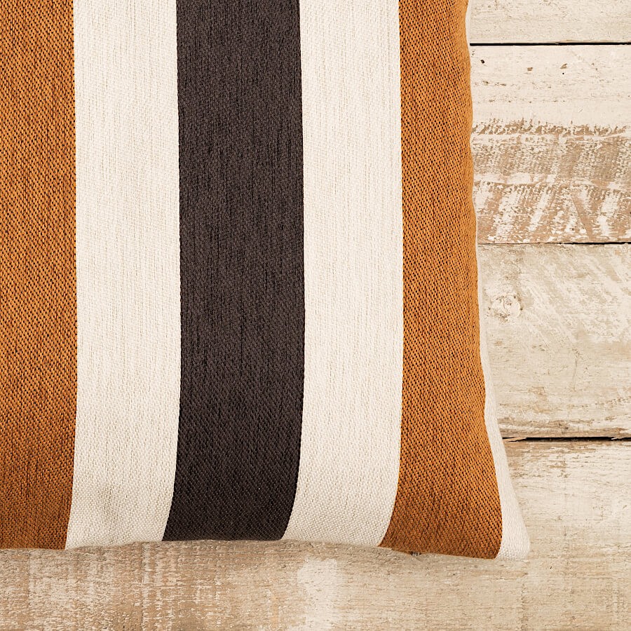 Coussin rayé caramel et chocolat – 45 x 45 cm | Deco-Delight.com