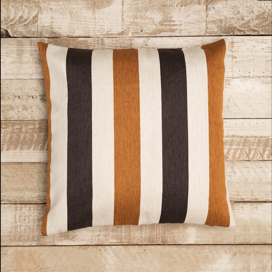 Coussin rayé caramel et chocolat – 45 x 45 cm | Deco-Delight.com