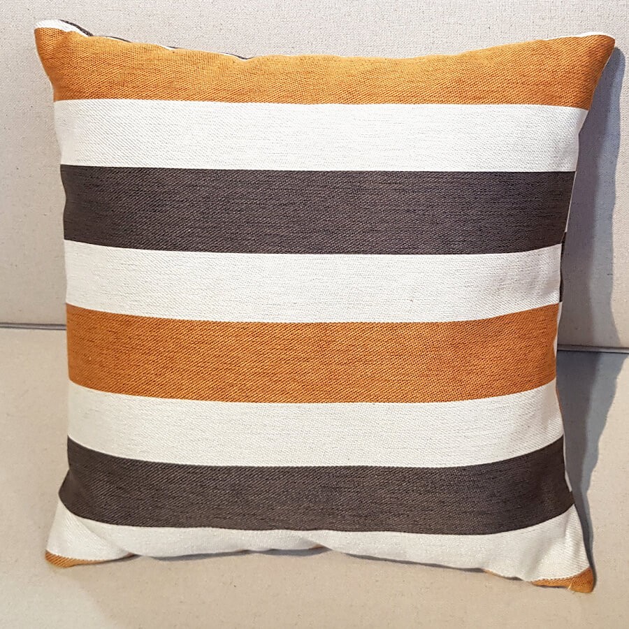 Coussin rayé caramel et chocolat – 45 x 45 cm | Deco-Delight.com