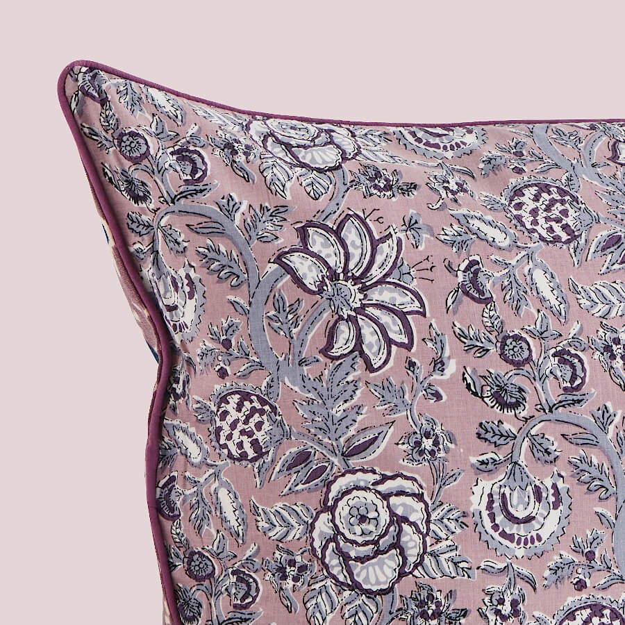 Housse de coussin violet motif floral 40x60 cm | Deco-Delight.com