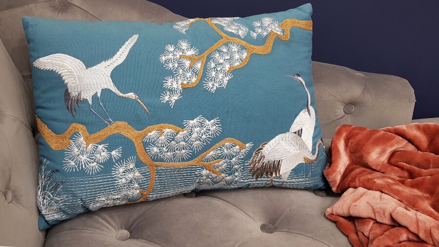 Coussin brodé bleu canard 40x60 cm - Grues & Pins | Deco-Delight.com