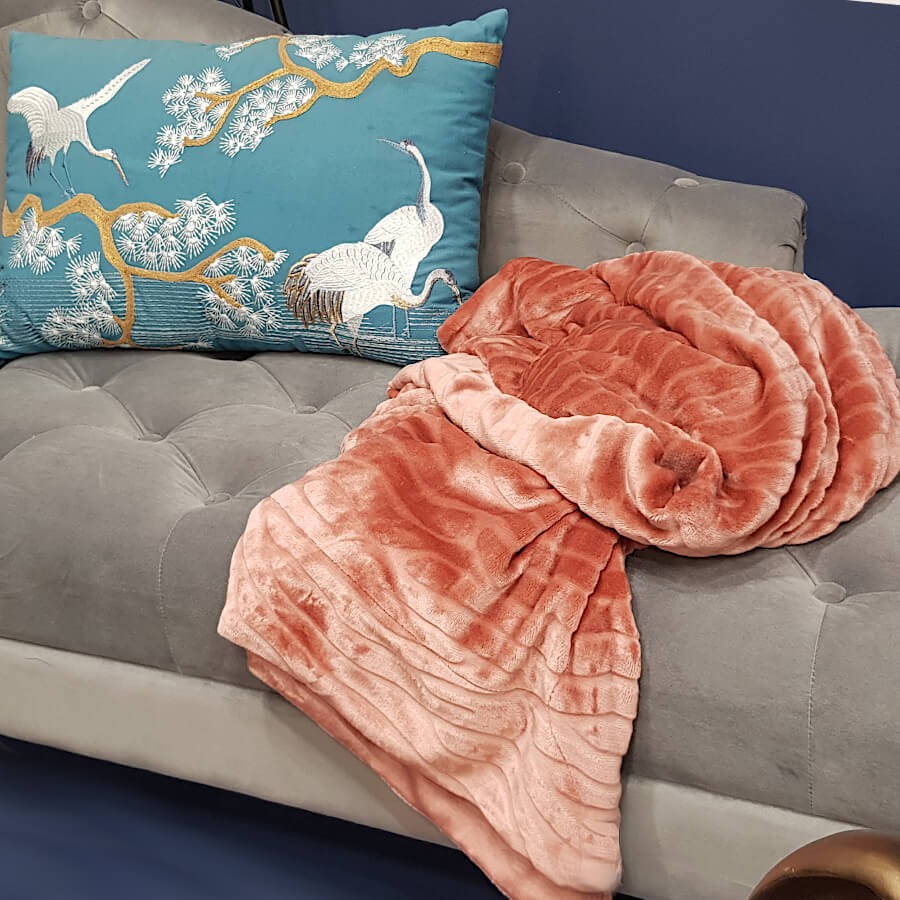 Coussin brodé bleu canard 40x60 cm - Grues & Pins | Deco-Delight.com