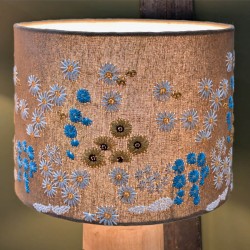 Lampe en manguier et abat-jour brodé fleuri H44 cm