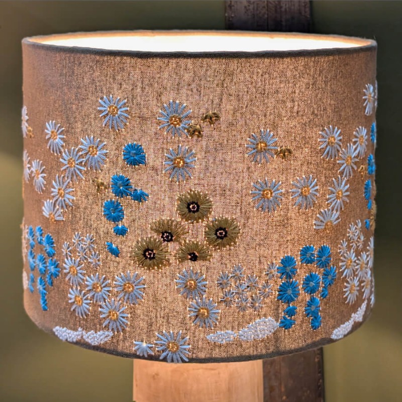 Lampe en manguier et abat-jour brodé fleuri H44 cm