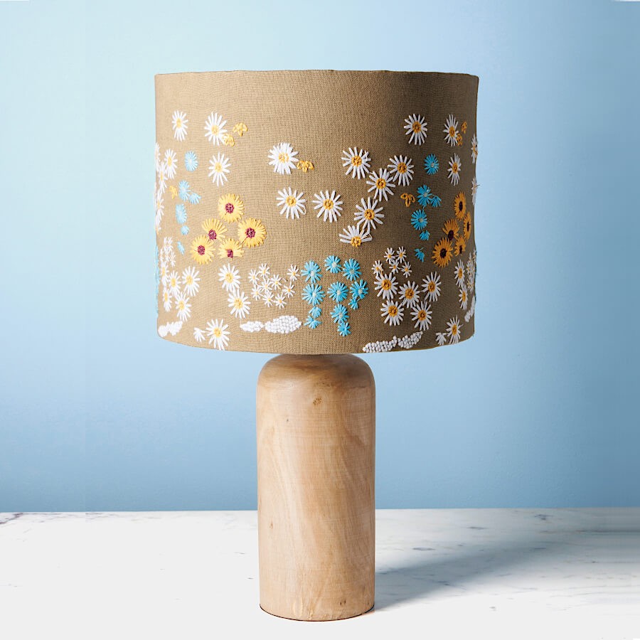 Lampe en manguier et abat-jour brodé fleuri H44 cm