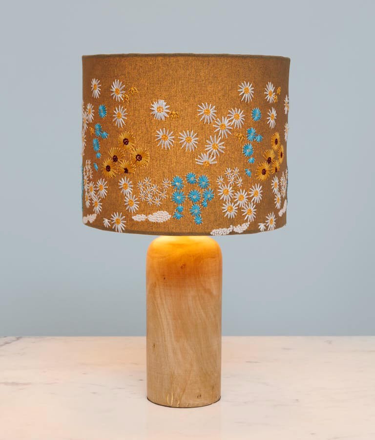 Lampe en manguier et abat-jour brodé fleuri H44 cm