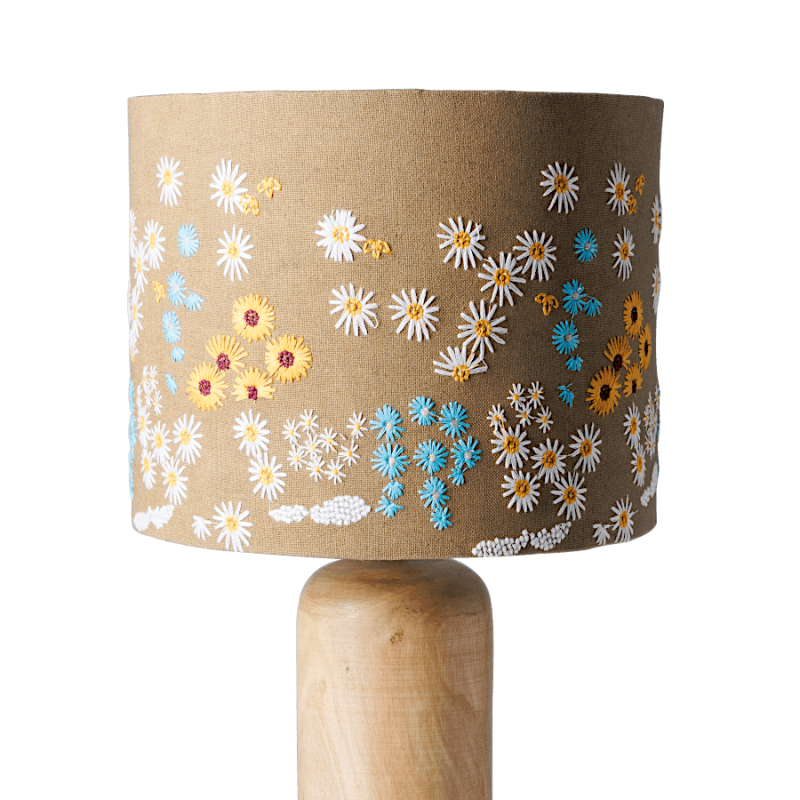 Lampe en manguier et abat-jour brodé fleuri H44 cm