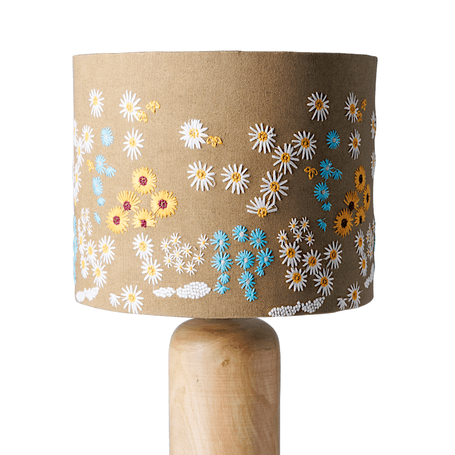 Lampe en manguier et abat-jour brodé fleuri H44 cm