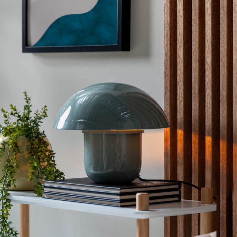 Lampe champignon Misty Green en situation pour une ambiance cosy et lecture.