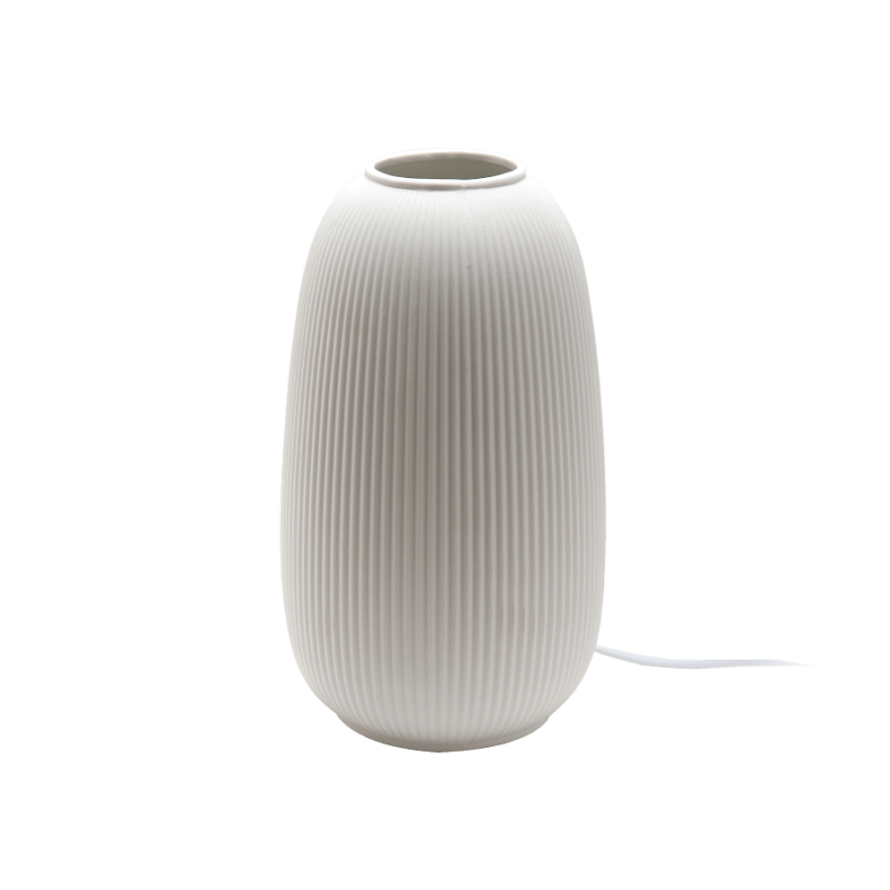 Lampe à poser en porcelaine cannelée éteinte.