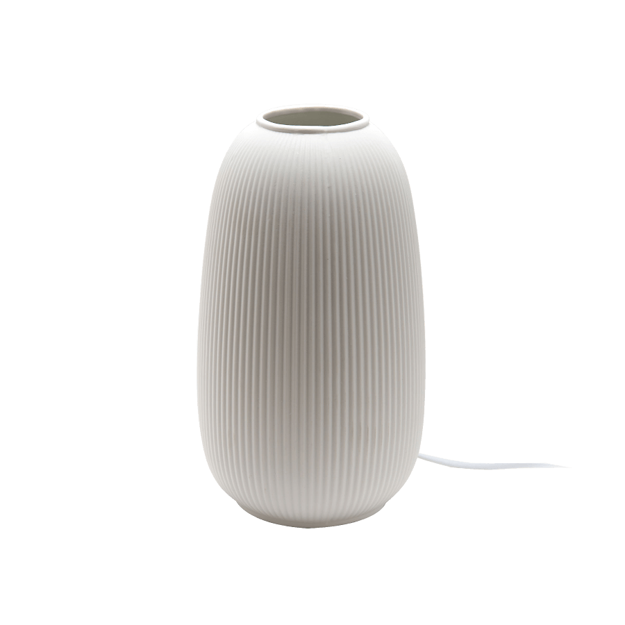 Lampe à poser en porcelaine cannelée éteinte.