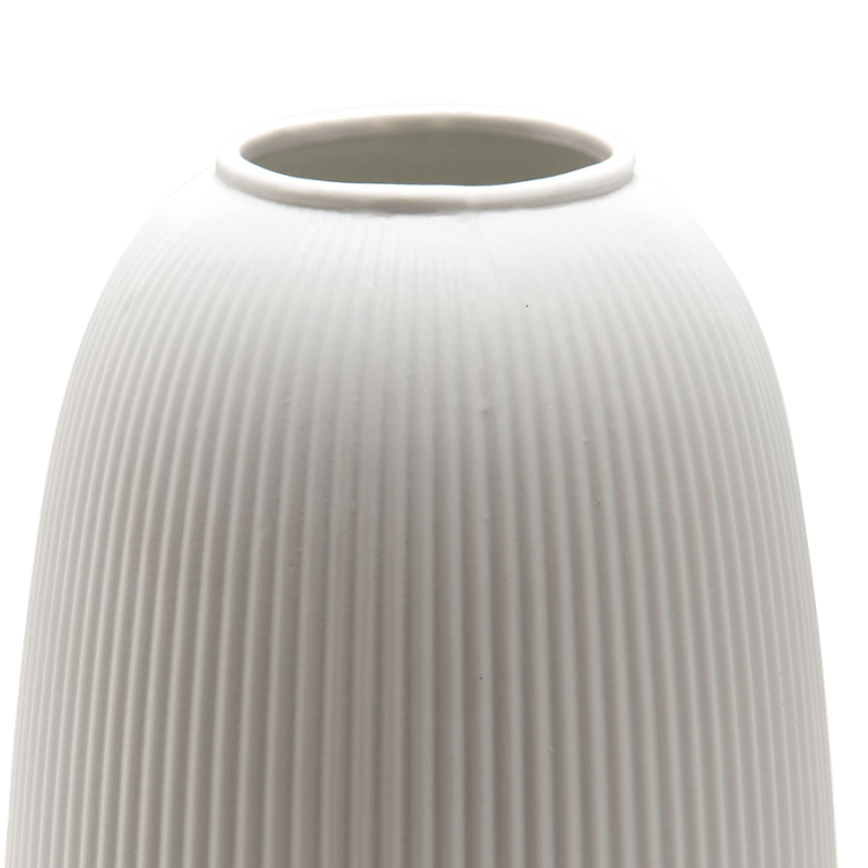 Gros plan sur la texture rainurée et le bord du diffuseur en porcelaine.