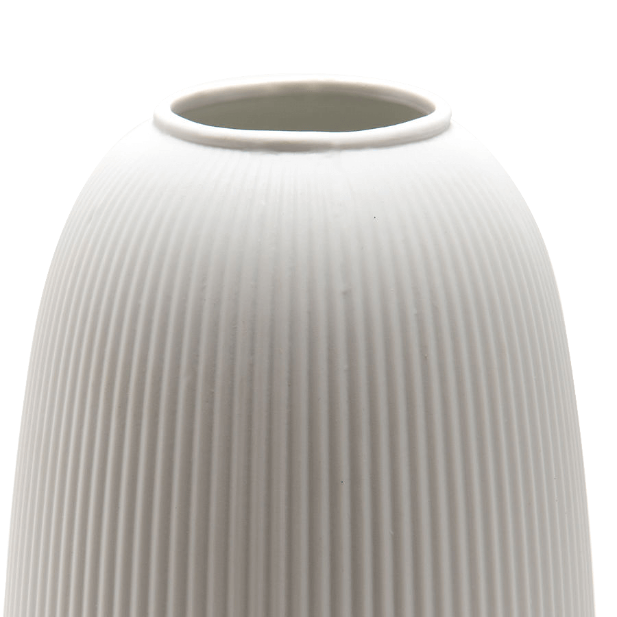 Gros plan sur la texture rainurée et le bord du diffuseur en porcelaine.