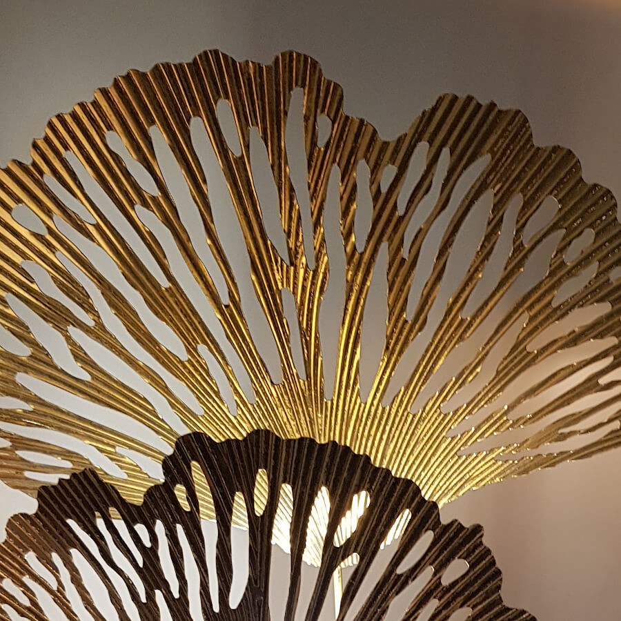Lampe en métal doré ajouré Feuilles de ginkgo H75cm | Deco-Delight.com