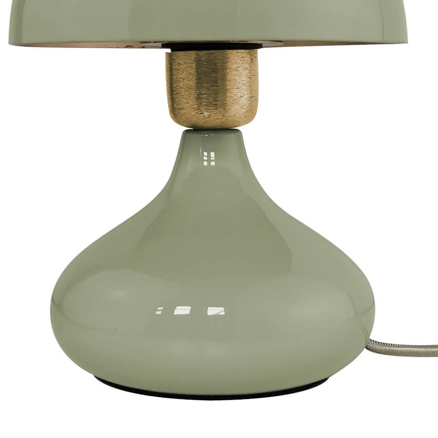 Détail du pied arrondi en céramique laquée et du cou en métal doré.