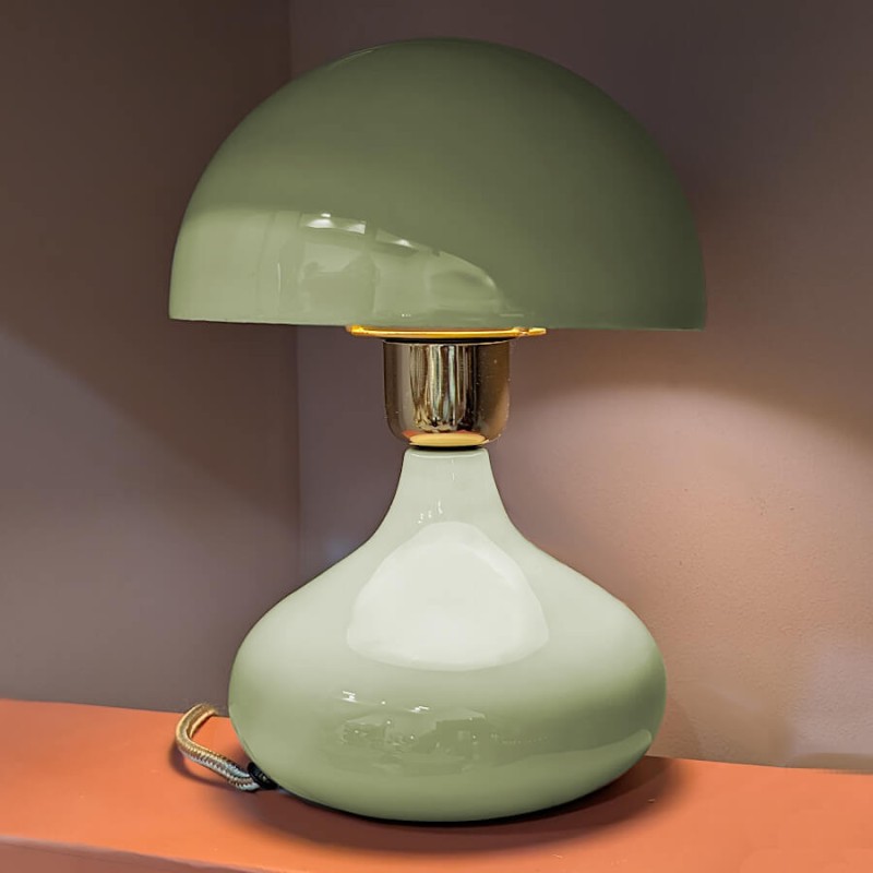 Lampe design rétro éclairée créant une atmosphère douce et chaleureuse.