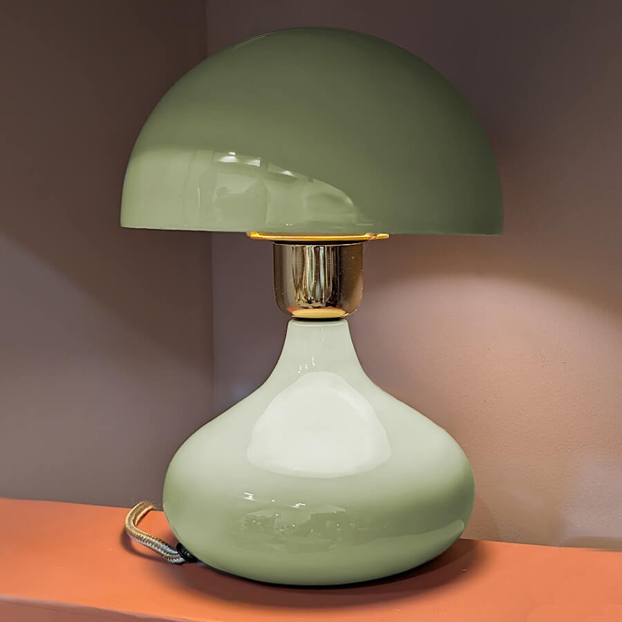 Lampe design rétro éclairée créant une atmosphère douce et chaleureuse.