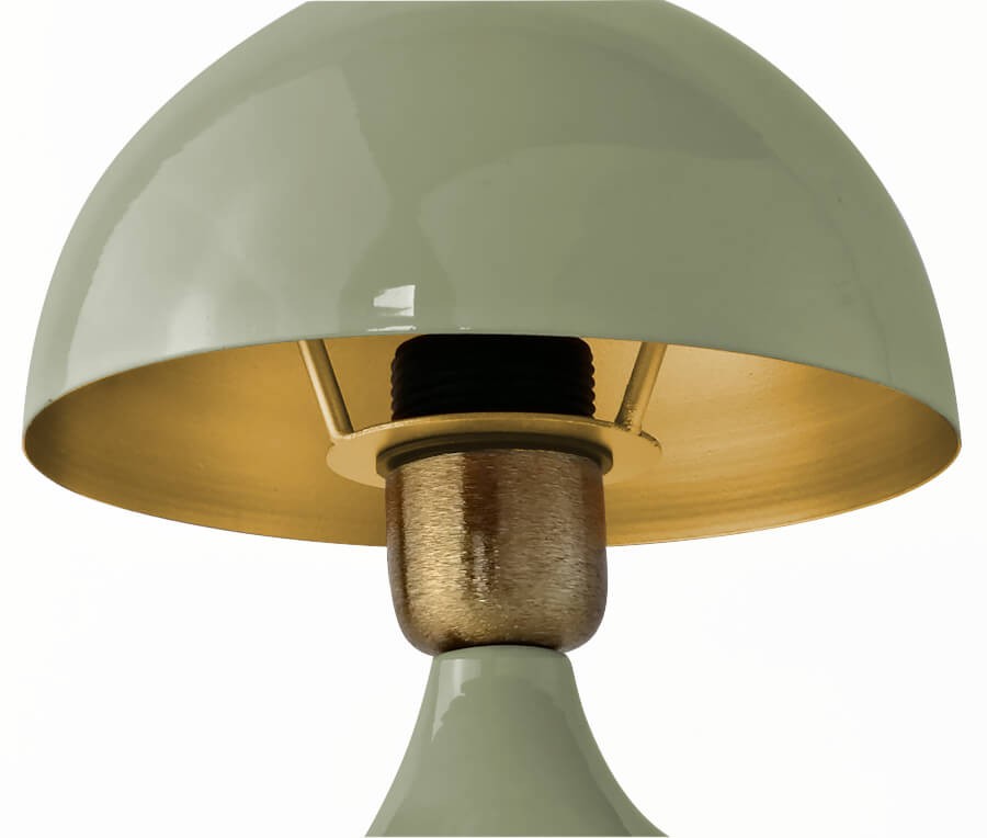 Intérieur de l'abat-jour en métal et finition doré brossé du support.