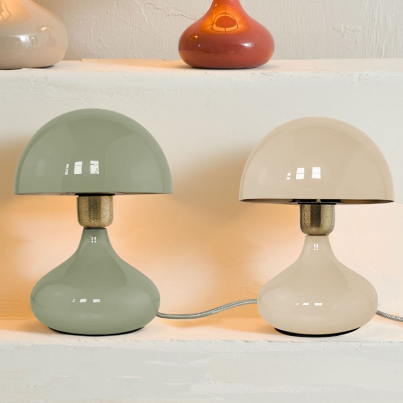 Duo de lampes minimalistes en déclinaisons vert lait d'amande et beige.