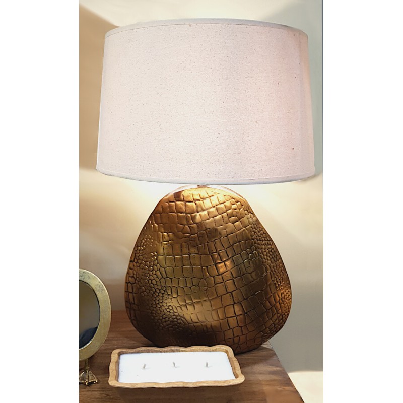 Lampe à poser chic et contemporaine sur une table de chevet.