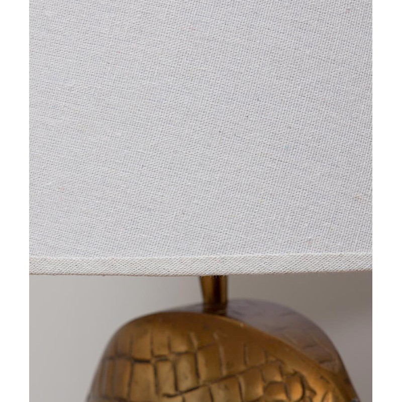 Gros plan sur l'abat-jour en lin beige de la lampe crocodile.