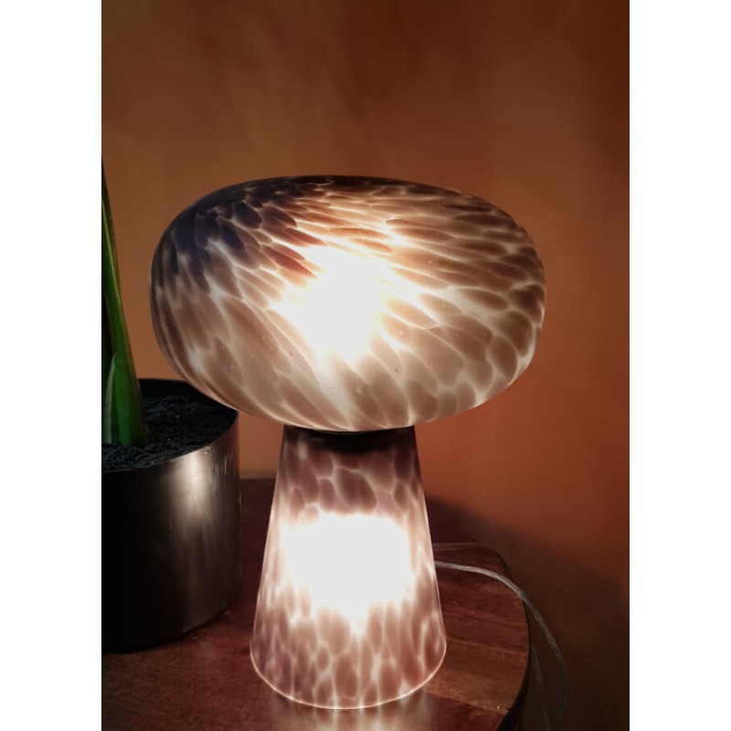 Lampe Champignon mouchetée allumée, créant une ambiance douce et chaleureuse.