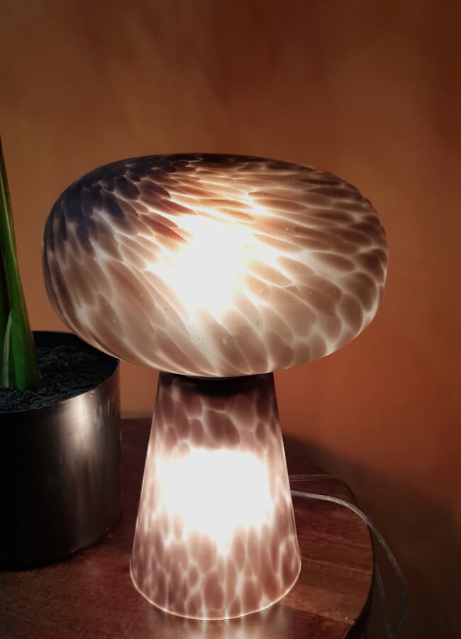 Lampe Champignon mouchetée allumée, créant une ambiance douce et chaleureuse.