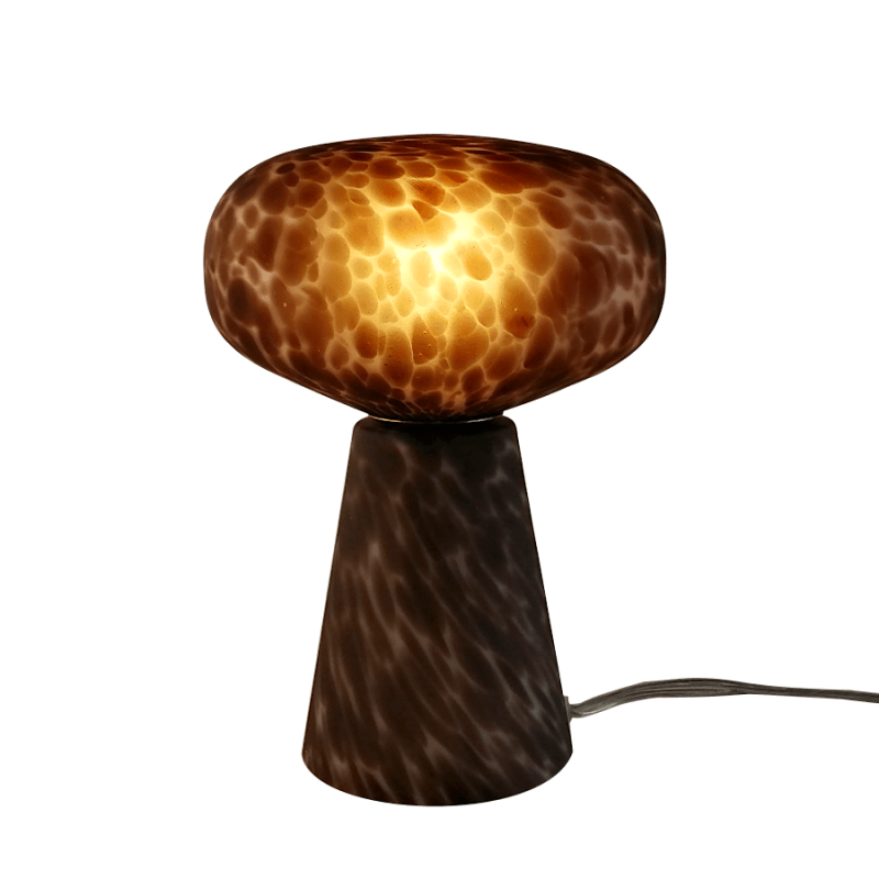 Lampe en verre moucheté (H31 cm), allumée pour révéler les nuances du verre.