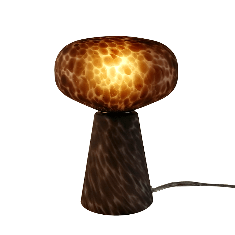 Lampe en verre moucheté (H31 cm), allumée pour révéler les nuances du verre.