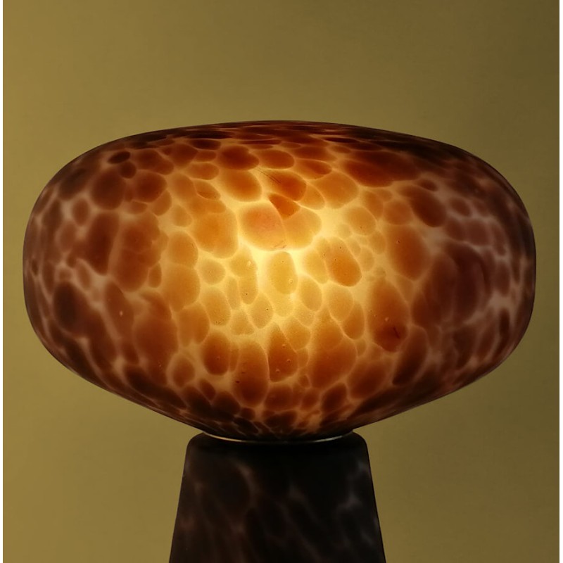 Gros plan sur le motif moucheté unique du dôme de la lampe Champignon.