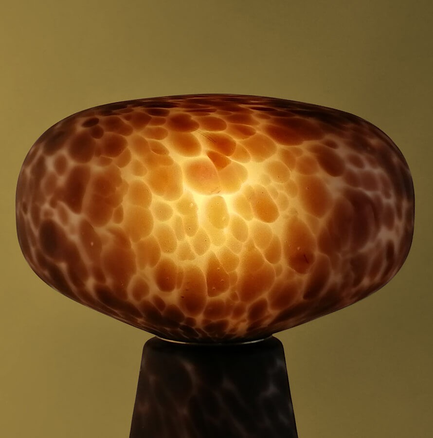 Gros plan sur le motif moucheté unique du dôme de la lampe Champignon.