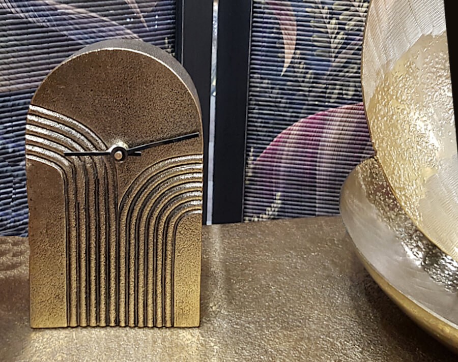 Horloge à poser en métal doré patiné H20 cm