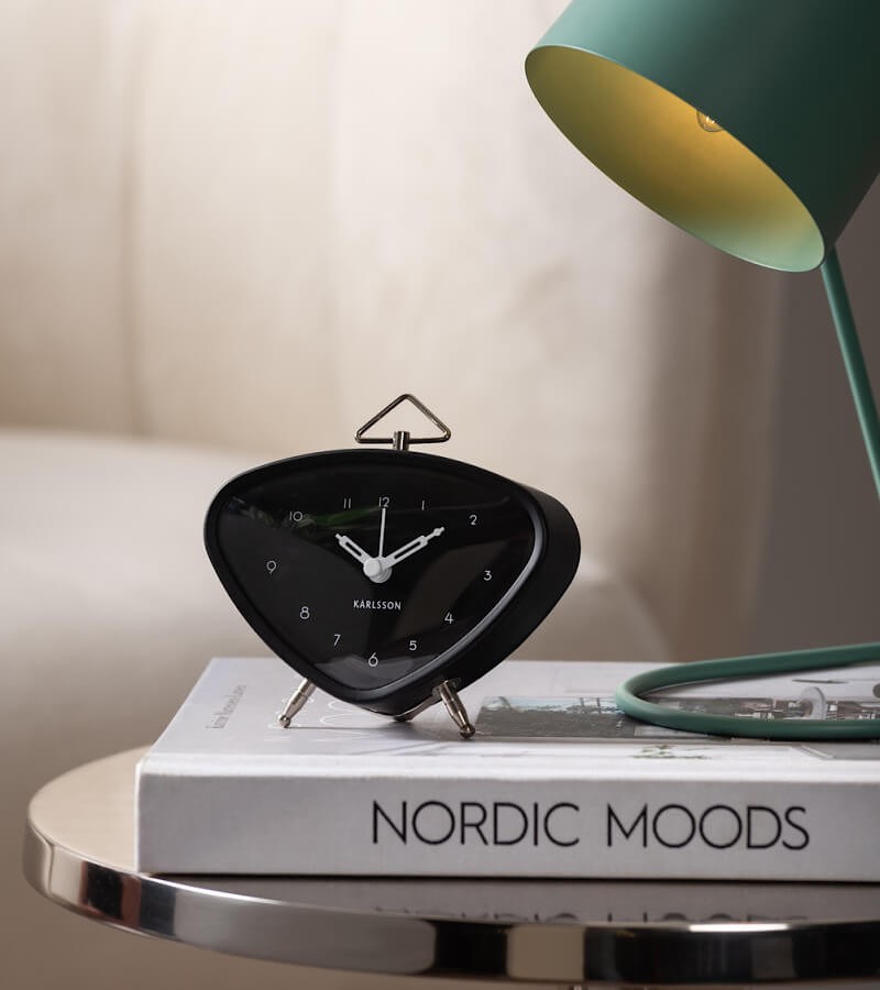 Réveil-matin design triangle noir intense