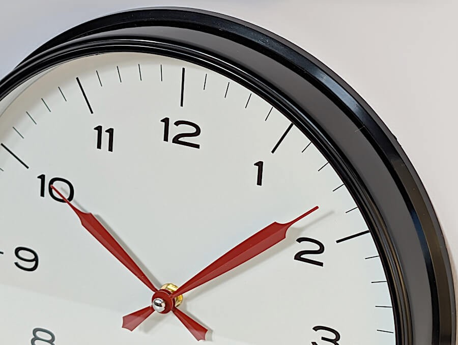 Horloge murale noir blanc rouge D30 cm