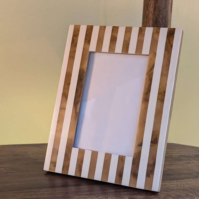 Cadre photo rayé crème et ambré pour photos 10x15 cm