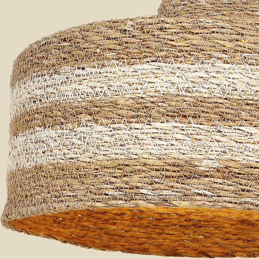 Suspension paille naturelle rayures blanches D30cm | Deco-Delight.com