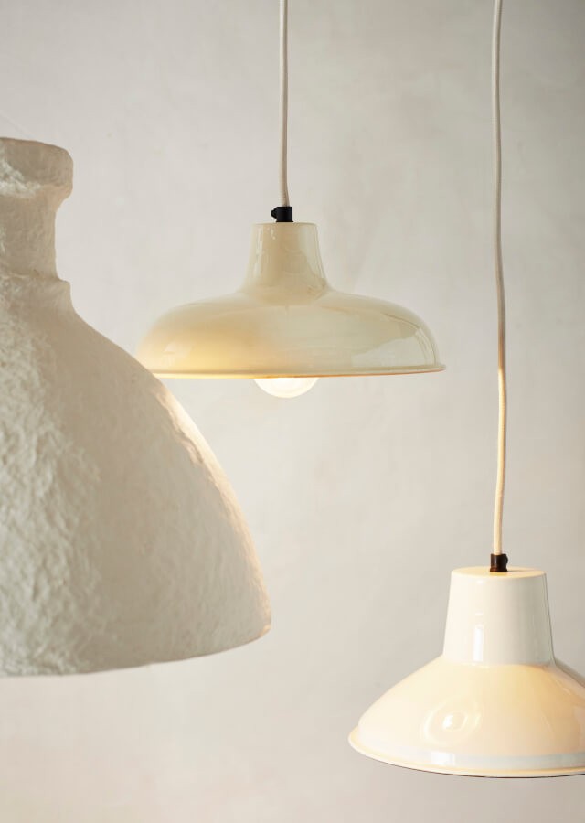 Suspension en métal émaillé ivoire D26 cm | Deco-Delight.com