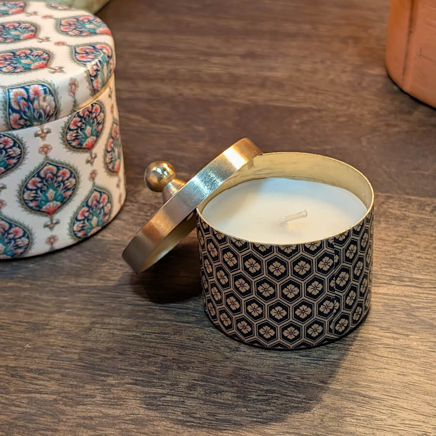 Bougie parfumée dans pot en métal motif Art déco | Deco-Delight.com