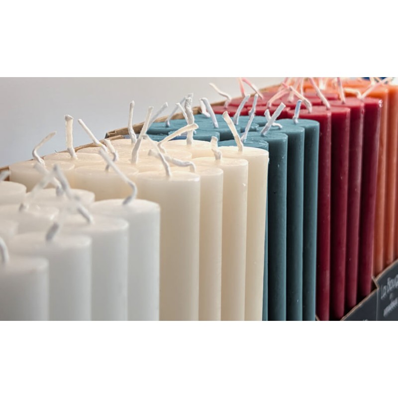 Détail des mèches et de la profondeur de teinte du lot de bougies bleues parmi d'autres coloris proposés dans la collection.