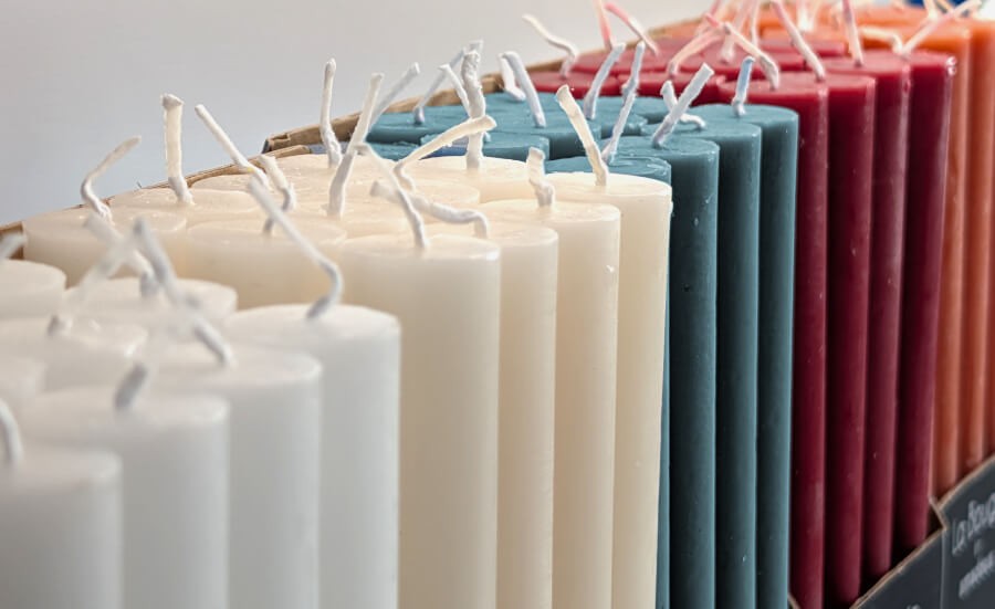 Détail des mèches et de la profondeur de teinte du lot de bougies bleues parmi d'autres coloris proposés dans la collection.